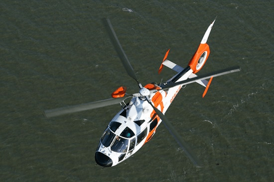 Hubschrauber der Offshore-Rettung von NHC über See (Archivbild)  Foto: Bert Feikens