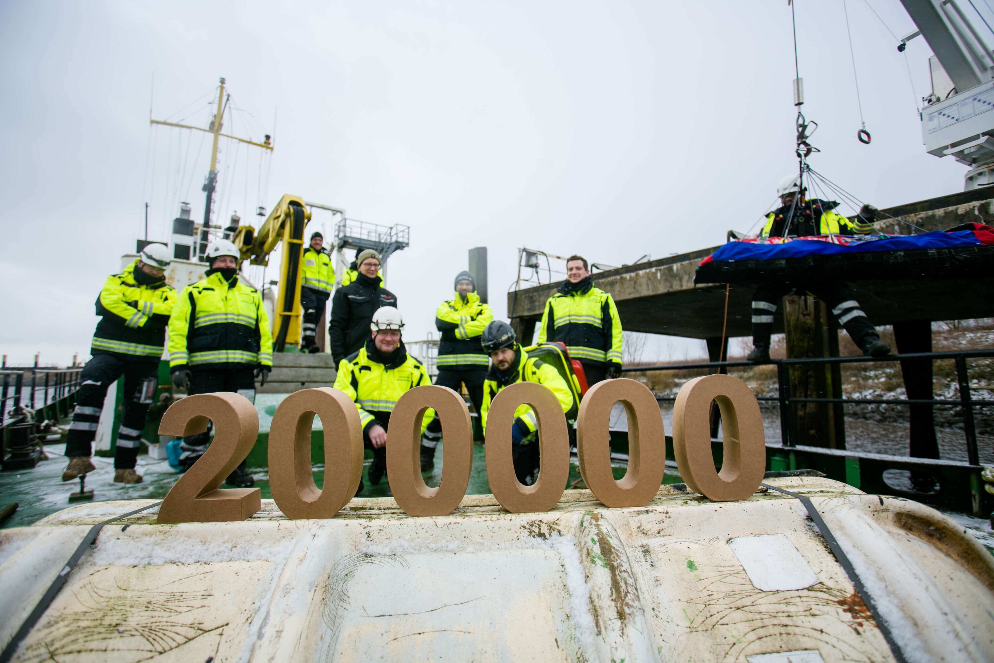 Team vor Zahl 200.000 Stunden